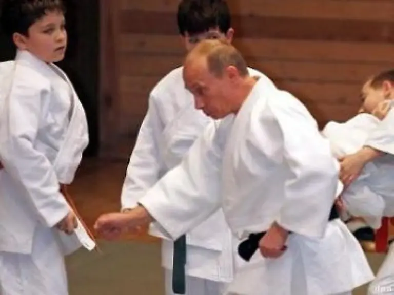 Der-Traeger-des-schwarzen-Guertels-beeindruckt-den-Judo-Nachwuchs