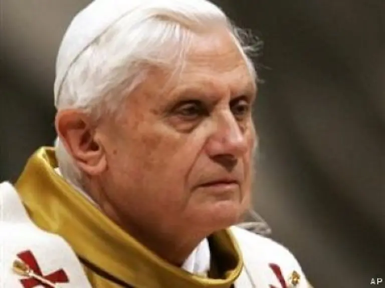 Unterdessen-bereitete-sich-Papst-Benedikt-auf-die-Christmette-vor-Frieden-sollte-die-zentrale-Botschaft-des-Heiligen-Vaters-sein