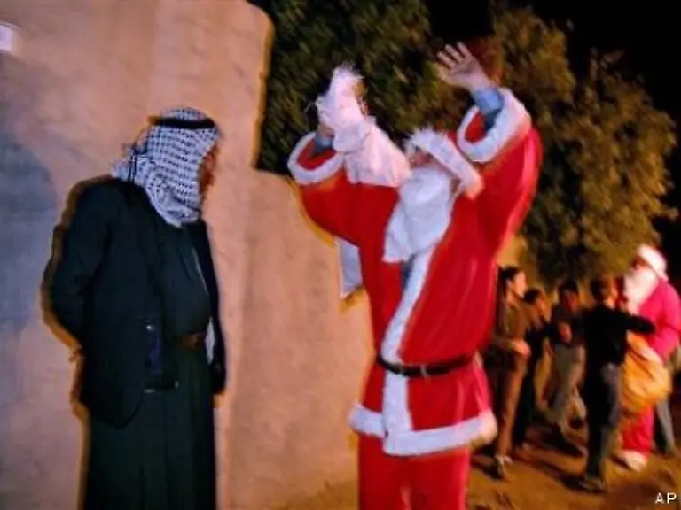 Dieser-Weihnachtsmann-tanzt-beim-Geschenke-Verteilen-im-Irak