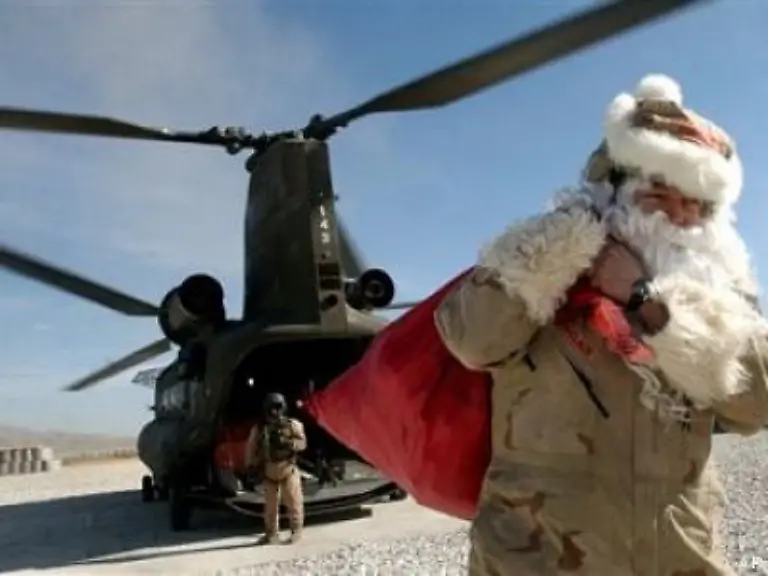 Captain-Clace-Perzel-verkleidet-als-Weihnachtsmann-traegt-einen-Sack-voller-Geschenke-zur-US-Basis-in-Ghazni-in-der-Naehe-von-Kabul