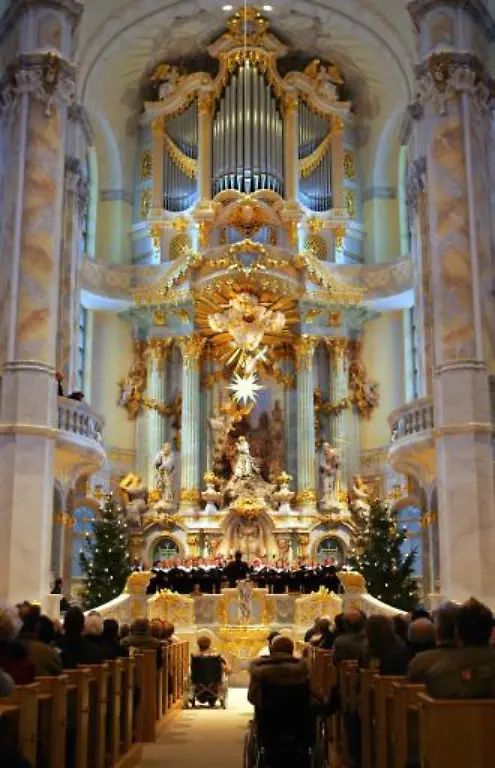 Sechs-Gottesdienste-davon-allein-drei-an-Heiligabend-gibt-es-ueber-die-Weihnachtsfeiertage-Bereits-zur-ersten-Vesper-war-das-erst-im-Oktober-wieder-eingeweihte-Gotteshaus-mit-seinen-1-800-Plaetzen-beinahe-voll-besetzt