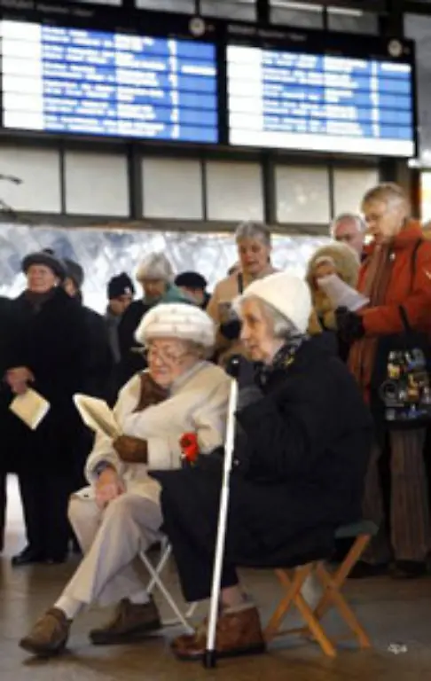 Teilnehmer-eines-oekumenischen-Gottesdienstes-singen-im-Frankfurter-Hauptbahnhof-Der-Gottesdienst-ausgerichtet-von-der-Bahnhofsmission-dem-Jesuiten-Kolleg-St-Georgen-und-der-evangelischen-Hoffnungsmeinde-findet-traditionell-in-der-grossen-Schalterhalle-statt