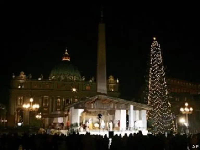 Die-Krippe-auf-dem-Petersplatz-in-Rom-Der-riesenhafte-Tannenbaum-ist-ein-Geschenk-Oesterreichs-an-den-Vatikan