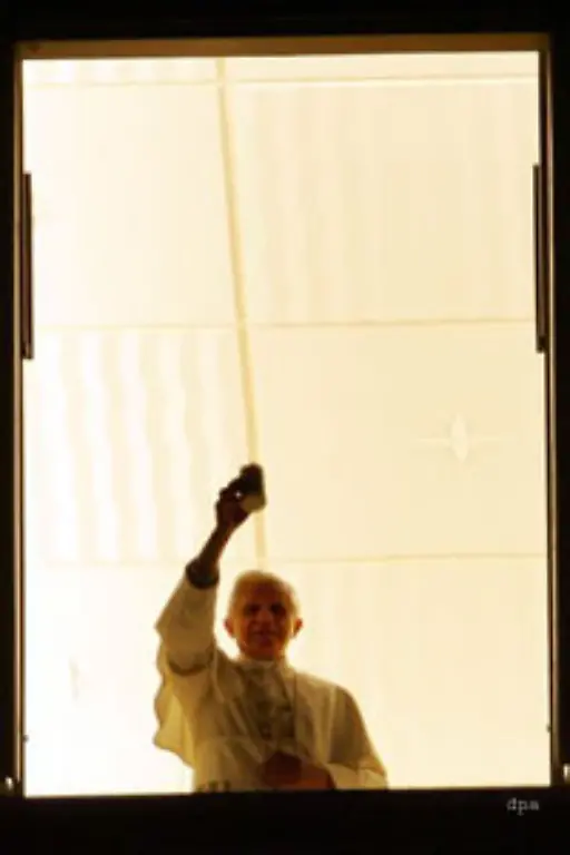 Papst-Benedikt-vor-der-Christmette-mit-einer-Kerze-an-seinem-Fenster