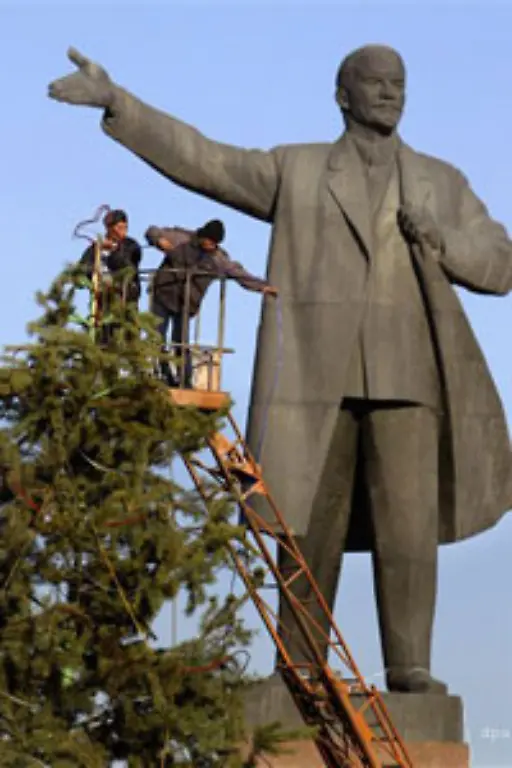 Leninstatue-mit-Weihnachtsbaum