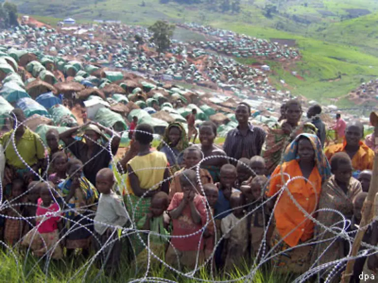 Ueber-den-Kongo-schreiben-Aerzte-ohne-Grenzen-die-Lage-dort-habe-sich-trotz-der-Friedensbemuehungen-in-letzter-Zeit-noch-verschaerft-Im-Suedosten-des-Landes-flammten-Mitte-November-2005-erneut-Kaempfe-zwischen-der-kongolesischen-Armee-und-den-Mai-Mai-Rebellen-auf