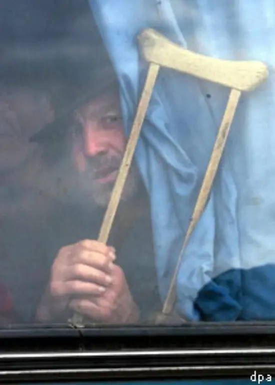 Da-ihre-Haeuser-zerstoert-oder-ihre-Staedte-zu-unsicher-sind-muessen-sie-auch-in-ihrem-eigenen-Land-in-Lagern-leben