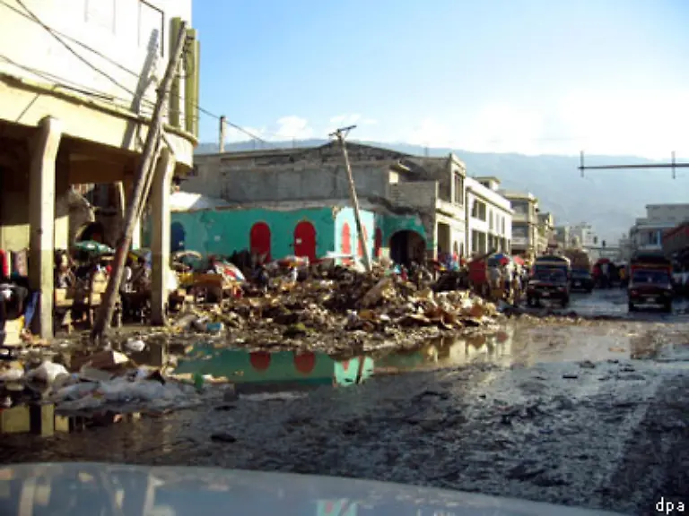 Auch-die-Situation-in-Haiti-gehoert-zu-den-vergessenen-Krisen-Die-Gewalt-hat-sich-von-den-Slums-auf-die-gesamte-Hauptstadt-Port-au-Prince-ausgeweitet-Wie-auch-die-Demokratische-Republik-Kongo-gilt-Haiti-mittlerweile-als-Land-faktisch-ohne-Regierung