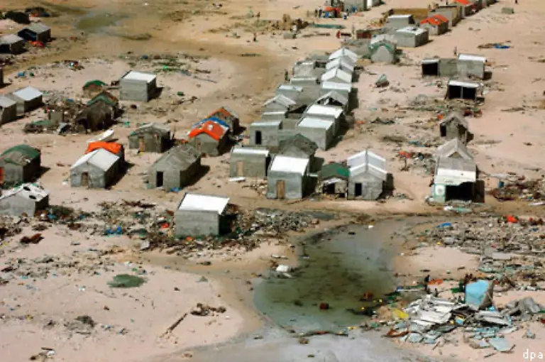 In-Anarchie-versunken-ist-auch-Somalia-in-Ostafrika-Das-Land-hat-bereits-seit-Anfang-der-1990er-Jahre-keine-anerkannte-Regierung-mehr-Das-Gesundheitssystem-ist-zusammengebrochen-viele-Krankenhaeuser-wurden-gepluendert-oder-zerstoert