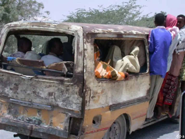 Die-Situation-ist-katastrophal-schreibt-Aerzte-ohne-Grenzen-Unterernaehrung-extreme-Armut-und-Duerre-sind-nur-einige-der-vielen-Buerden-mit-denen-die-Somalier-zu-kaempfen-haben