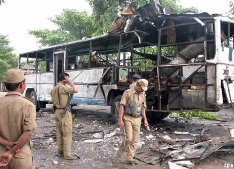 Dort-verliessen-in-den-vergangenen-fuenf-Jahren-mehr-als-150-000-Menschen-aufgrund-der-anhaltenden-Gewalt-ihr-Zuhause-Sie-leben-zumeist-in-Lagern-in-denen-die-schlechten-Lebensbedingungen-zum-Ausbruch-von-Masern-und-Durchfallepidemien-und-anderen-Erkrankungen-fuehren