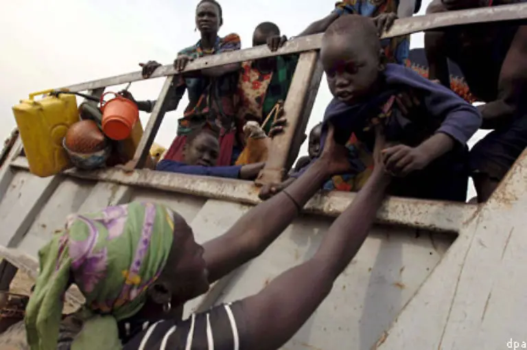 Die-meisten-der-sechs-Millionen-Suedsudanesen-sind-auf-Nahrungsmittelhilfe-angewiesen-Fuer-2006-wird-erwartet-dass-hunderttausende-Menschen-in-die-Region-zurueckkehren-Dies-kann-zu-einer-weiteren-Verschlechterung-der-Lage-fuehren