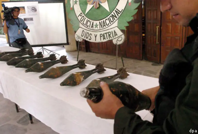 Die-Krise-in-Kolumbien-dauert-seit-mittlerweile-mehreren-Jahrzehnte-an-Regierungstruppen-rechte-und-linke-Paramilitaers-kaempfen-gegeneinander-und-terrorisieren-die-Bevoelkerung