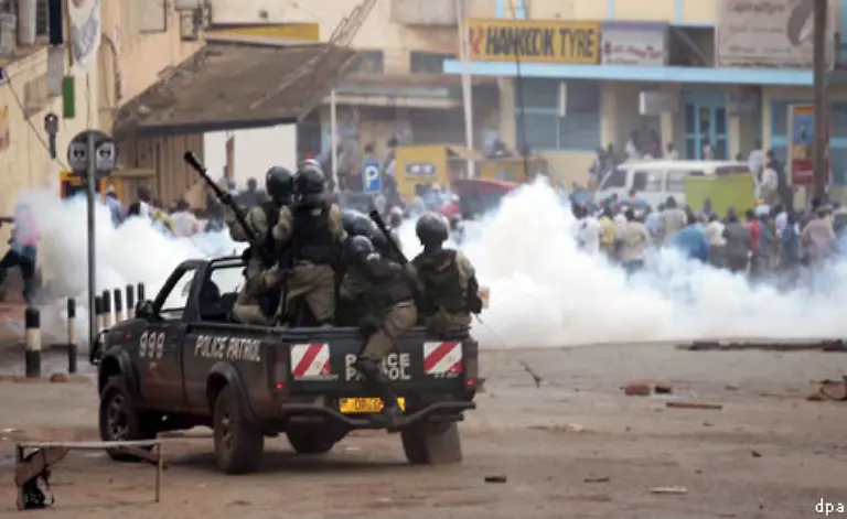 Der-Konflikt-im-Norden-Ugandas-ist-20-Jahre-alt-Mehr-als-1-6-Millionen-Menschen-leben-in-Lagern-die-nur-vermeintlich-Sicherheit-und-kaum-Hilfe-bieten-so-Aerzte-ohne-Grenzen