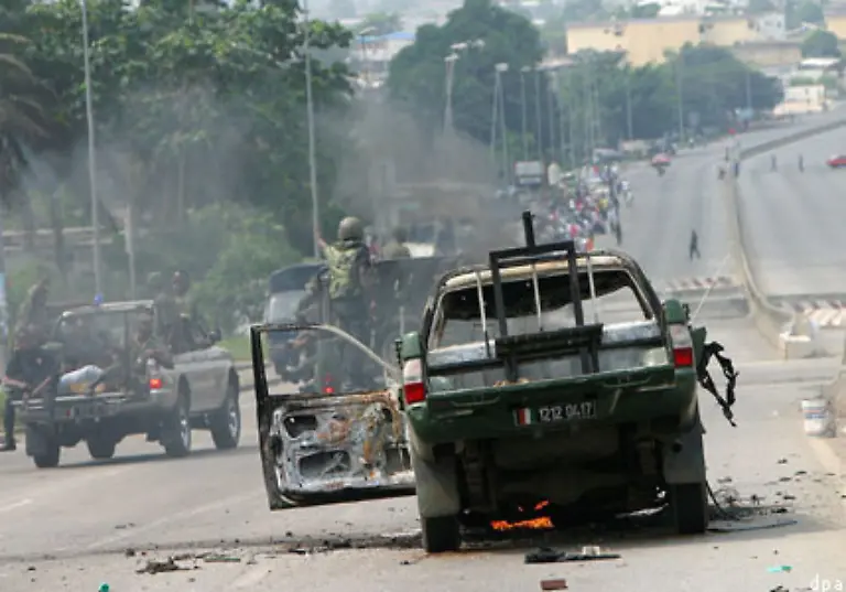 Seit-2002-tobt-in-der-Elfenbeinkueste-ein-Buergerkrieg-Die-Folgen-sind-dieselben-wie-in-den-anderen-vergessenen-Krisen-Flucht-von-Zivilisten-Zusammenbruch-der-medizinischen-Versorgung-Hunger