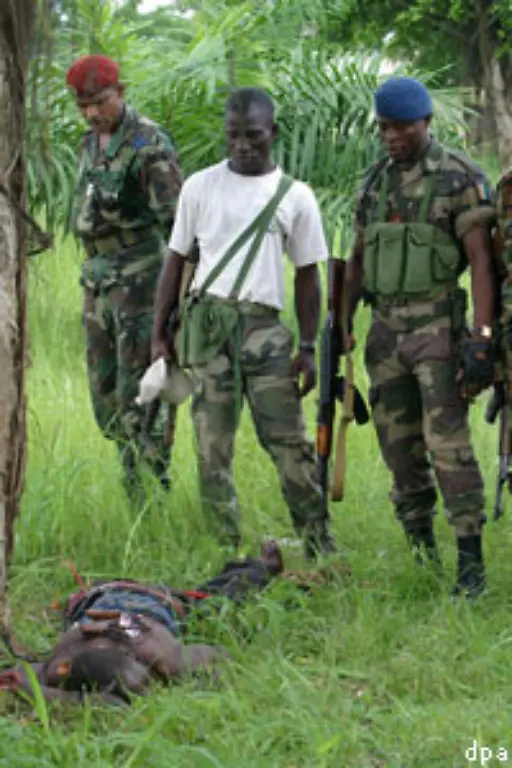 Heute-wird-der-Norden-der-Republik-Cte-d-Ivoire-Elfenbeinkueste-von-Rebellen-der-Sueden-von-Regierungstruppen-kontrolliert-Der-Waffenstillstand-haelt-nicht