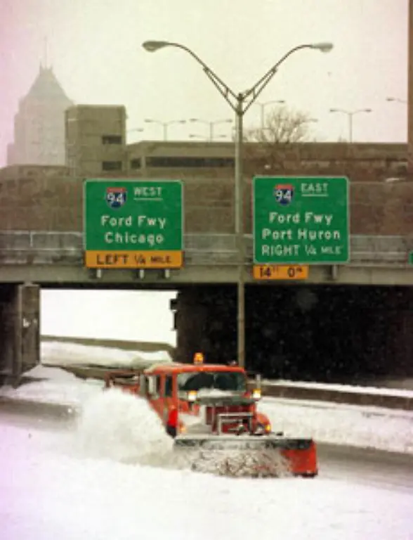 Geboren-in-einem-Vorort-von-Kansas-City-verschlaegt-es-ihn-an-der-Seite-seiner-allein-erziehenden-Mutter-nach-mehreren-Umzuegen-in-ein-von-Schwarzen-dominiertes-Armenviertel-in-der-Detroiter-Eastside-Hier-legt-er-den-Grundstein-fuer-seine-spaetere-Karriere-und-fuer-den-Hass-auf-seine-Mutter