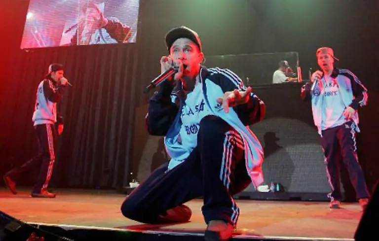 Ueber-Bands-wie-die-Beastie-Boys-im-Bild-oder-N-W-A-findet-er-zum-HipHop-Mit-15-Jahren-beginnt-er-eigene-Texte-zu-verfassen-und-in-Clubs-aufzutreten-Bereits-zur-gleichen-Zeit-lernt-er-seine-spaetere-Frau-Kimberly-kennen