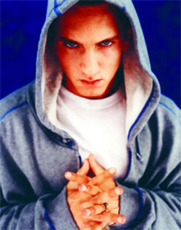 Anfangs-nennt-er-sich-in-Anlehnung-an-seinen-richtigen-Namen-Marshall-Mathers-M-M-Da-er-jedoch-fuerchtet-mit-dem-Hersteller-gleichnamiger-Schoko-Linsen-in-Konflikt-zu-geraten-wandelt-er-sein-Pseudonym-spaeter-zu-Eminem-em-and-em-alles-klar