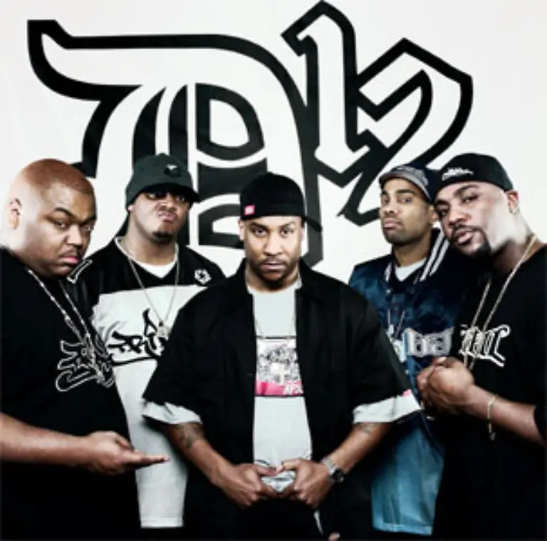 Dem-jungen-Marshall-gelingt-es-trotz-weisser-Hautfarbe-Anerkennung-in-der-Szene-zu-finden-Wie-es-sich-fuer-einen-anstaendigen-Rapper-gehoert-wird-er-Mitglied-einer-Posse-D12-Ihre-Mitglieder-sichern-sich-gegenseitige-Unterstuetzung-zu-D12-bleibt-auch-waehrend-seiner-Solo-Karriere-Eminems-zweite-musikalische-Heimat