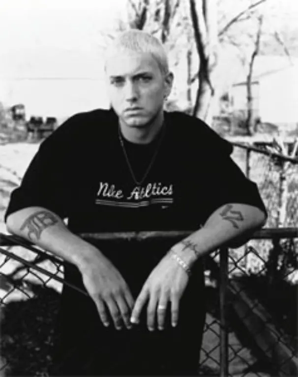 1995-wird-Marshall-Mathers-im-Alter-von-23-Jahren-Vater-Seine-Tochter-Hailie-kommt-zur-Welt-Zugleich-scheitert-sein-erster-Versuch-sein-musikalisches-Talent-zu-Geld-zu-machen-um-seine-Familie-zu-ernaehren-Das-in-Eigenregie-entstandene-Album-Infinite-floppt