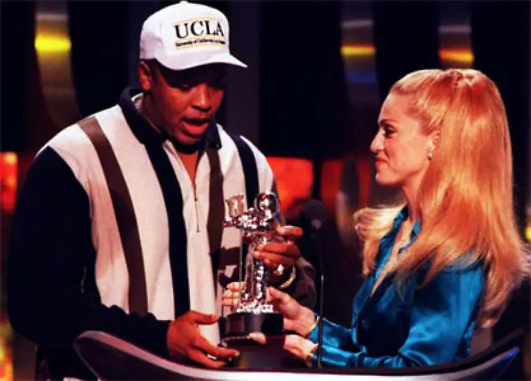 Die-Wende-kommt-als-Szene-Ikone-und-Label-Chef-Dr-Dre-auf-den-Nachwuchskuenstler-mittlerweile-namens-Eminem-aufmerksam-wird