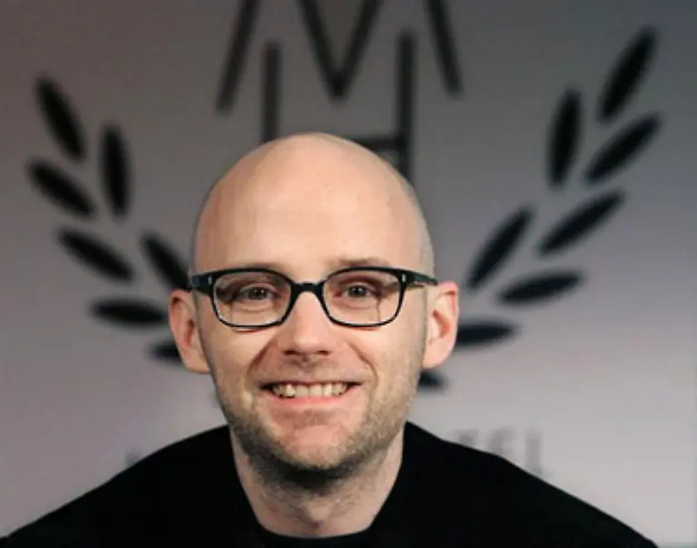 Eine-gepflegte-Dauerfeindschaft-unterhaelt-Eminem-insbesondere-zu-Moby-seit-dieser-im-Zusammenhang-mit-Kritik-an-gewaltverherrlichenden-und-frauenfeindlichen-Texten-auch-Slim-Shady-erwaehnt-hat