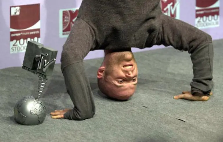 Moby-kann-sich-in-der-Folge-auf-den-Kopf-stellen-um-den-Konflikt-zu-entschaerfen-Eminem-drischt-bei-jeder-Gelegenheit-auf-ihn-ein-beschimpft-ihn-etwa-oeffentlich-als-Maedchen-und-Faggot-Schwuchtel