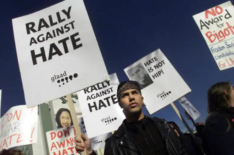 Natuerlich-stossen-derartige-Verbalattacken-nicht-nur-auf-Zustimmung-Bei-der-Grammy-Verleihung-2001-finden-sogar-Demonstrationen-gegen-eine-Preisvergabe-an-Eminem-statt-Homosexuelle-fuehlen-sich-von-ihm-verunglimpft