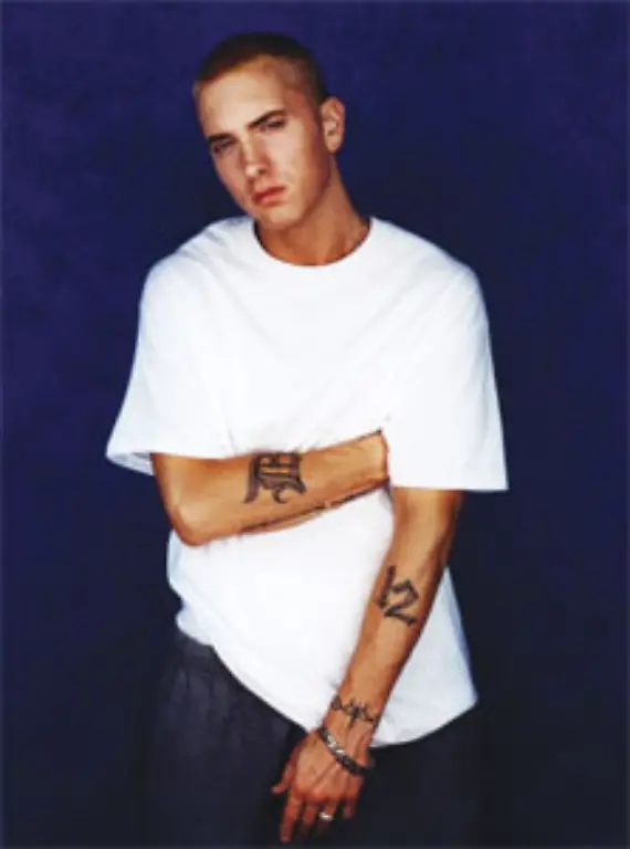 Der-Streit-zwischen-den-einstigen-Eheleuten-eskaliert-weiter-als-Eminem-beginnt-die-Mutter-seiner-Tochter-in-seinen-Texten-anzugreifen-Schliesslich-jedoch-zieht-Kimberly-eine-Klage-zurueck-das-Paar-beginnt-sich-wieder-anzunaehern