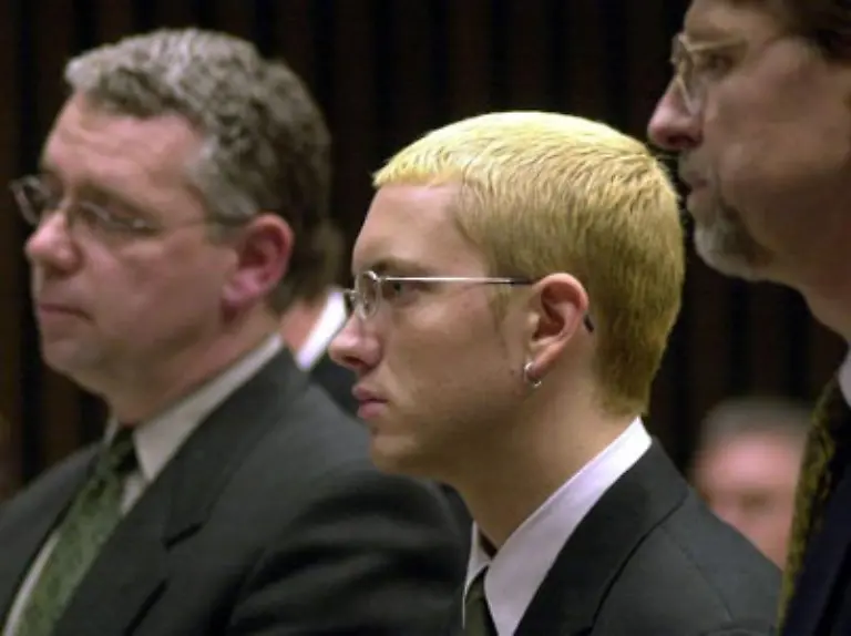 2001-steht-Eminem-vor-Gericht-weil-er-einen-Mann-mit-einer-nicht-registrierten-Waffe-bedroht-hatte-der-seine-Noch-Ehefrau-Kimberly-gekuesst-haben-soll-Ihm-drohen-bis-zu-fuenf-Jahre-Haft