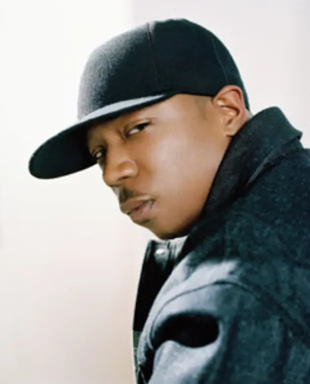 Auch-die-Auseinandersetzung-mit-Rapper-Ja-Rule-zwei-Jahre-spaeter-verdeutlicht-dass-die-Provokation-in-der-Szene-oft-ein-Spiel-mit-dem-Feuer-ist-Ja-Rule-bricht-einen-Ehrenkodex-und-greift-in-einem-Song-auch-Eminems-Tochter-an