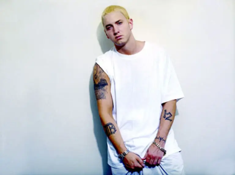 Die-Jahre-im-harten-Musik-Business-gehen-auch-an-Eminem-nicht-spurlos-vorueber-Im-September-2005-begibt-er-sich-in-eine-Entzugsklinik-Offenbar-hat-er-Schlafmittel-missbraucht-Eine-fuer-September-des-Jahres-geplante-Europa-Tournee-wird-abgesagt
