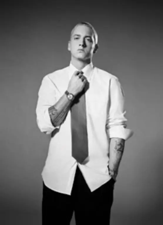 Wenig-spaeter-kuendigt-er-an-sich-von-der-Buehne-zurueckzuziehen-und-sich-stattdessen-verstaerkt-seinem-Privatleben-allem-voran-seiner-Tochter-Hailie-widmen-zu-wollen