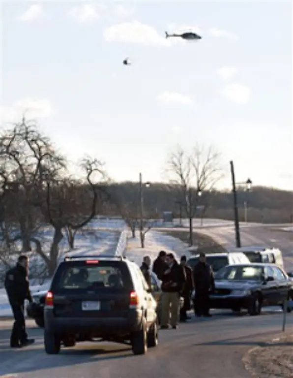 Was-noch-vor-wenigen-Monaten-wohl-kaum-jemand-fuer-moeglich-gehalten-haette-wird-wahr-Fuer-Marshall-und-Kimberly-Mathers-laeuten-die-Hochzeitsglocken-zum-zweiten-Mal-Doch-trotz-ihres-Einsatzes-sogar-in-Helikoptern-die-Journalisten-bekommen-nicht-viel-davon-zu-sehen