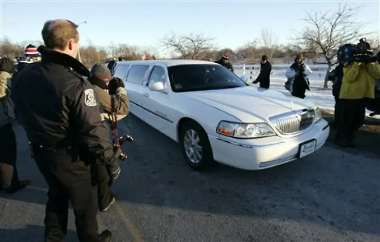 Gemeldet-wird-lediglich-dass-in-Limousinen-wie-diesen-enge-Freunde-Eminems-darunter-natuerlich-die-Jungs-von-D12-und-Kumpel-50-Cent-zur-Trauung-vorfuhren
