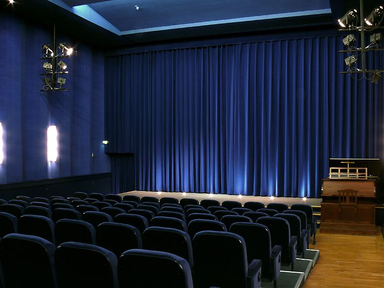 Kinoatmosphäre: im Filmmuseum Potsdam wird regelmäßig der Projektor eingeschaltet. Bei Stummfilmen sorgt eine Kinoorgel für die Geräuschkulisse.