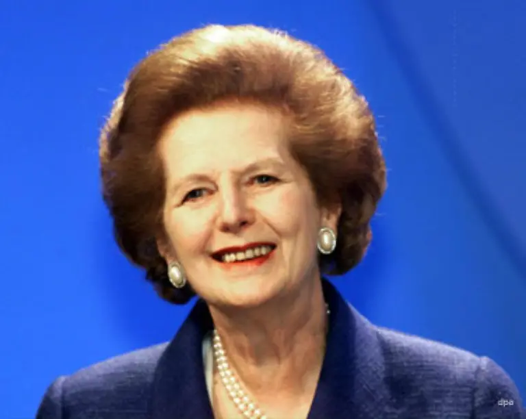 Die-Tochter-eines-Kolonialwarenhaendlers-und-einer-Schneiderin-war-Verfechterin-einer-restriktiven-Wirtschaftspolitik-Thatcherismus-die-Inflationsbekaempfung-und-Deregulierung-vorsah-Thatchers-Ziel-war-die-Bekaempfung-der-exzessiven-Erhoehung-der-Staatsausgaben