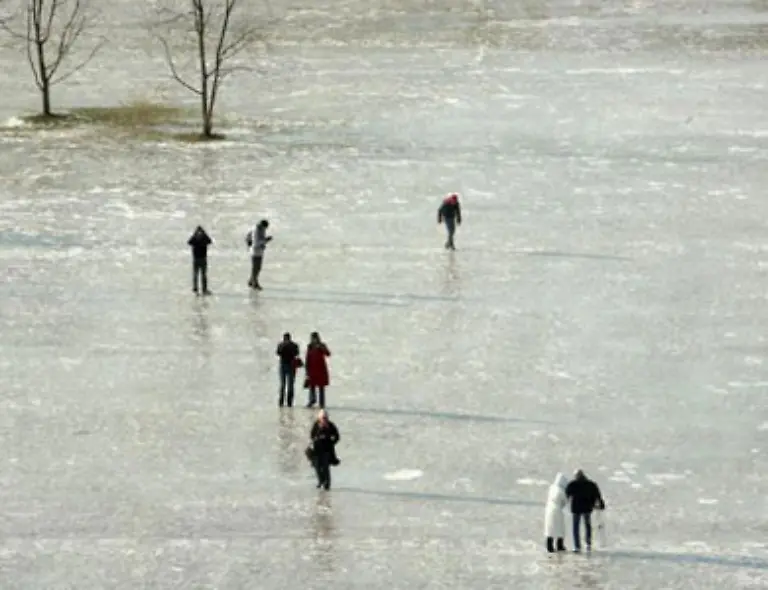 Nach-dem-Tauwetter-der-vergangenen-Woche-gefror-das-Wasser-und-so-ist-vor-dem-Parlamentsgebaeude-eine-geschlossene-Eisdecke-zu-bewundern