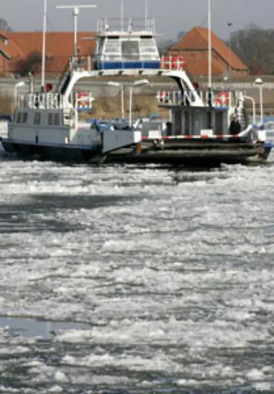 Eine-Faehre-setzt-bei-starkem-Eisgang-auf-der-Elbe-bei-Neu-Darchau-Niedersachsen-ueber