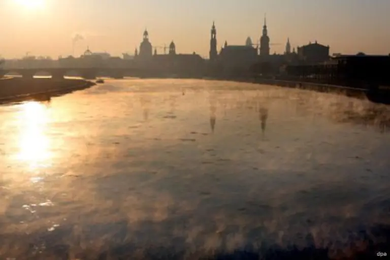 Die-Elbe-dampft-in-Dresden-bei-minus-19-Grad-zum-Sonnenaufgang