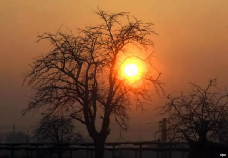 Als-leuchtende-Kugel-geht-bei-Frankfurt-am-Main-die-Sonne-unter