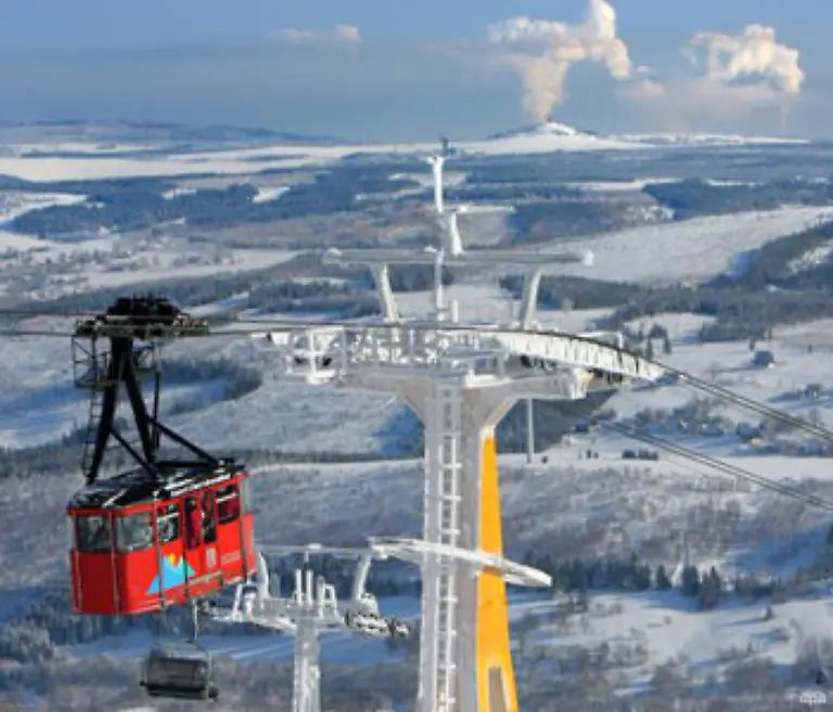 Ohne-Zweifel-Der-Winter-hat-auch-seine-schoenen-Seiten-wie-dieser-herrliche-Blick-vom-Fichtelberg-in-Richtung-Tschechien-beweist