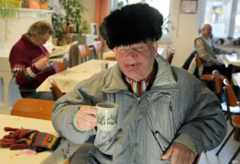 Der-66-jaehrige-Obdachlose-Harry-Klink-aus-Leipzig-hat-ein-warmes-Plaetzchen-gefunden-Er-suchte-Zuflucht-in-einer-Tagungsstaette-fuer-Menschen-ohne-Obdach-der-Volkssolidaritaet