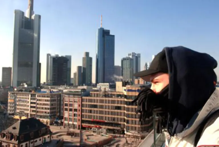 Auch-die-Frankfurter-vom-Main-muessen-frieren-Ein-Blick-auf-die-hessische-Metropole