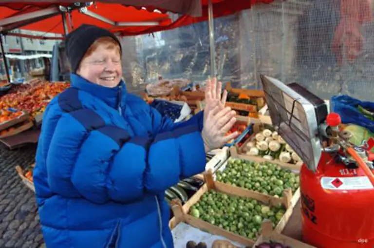 Sogar-im-sonst-warmen-Breisgau-ist-es-kalt-Diese-Freiburger-Marktfrau-nutzt-auf-dem-Muensterlandplatz-einen-Heizstrahler-als-Waermequelle