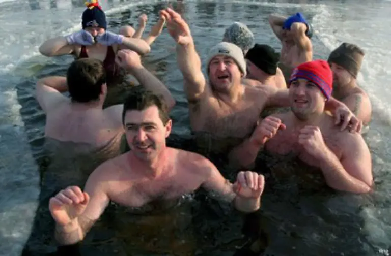 Diese-Maenner-aus-Ostpolen-sind-von-einem-ganz-harten-Schlag-Bei-minus-20-Grad-nehmen-sie-in-einem-Fluss-ein-Bad