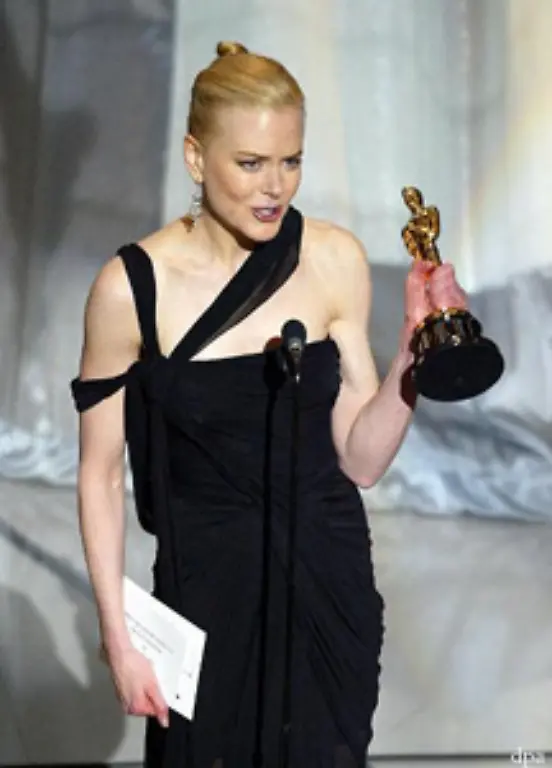 Bei-der-Oscar-Verleihung-2003-sieht-sie-nicht-nur-toll-aus-sondern-bekommt-auch-noch-den-Preis-fuer-die-beste-Hauptdarstellerin-und-dann-noch-einen-Globe-und-den-Britischen-Filmpreis