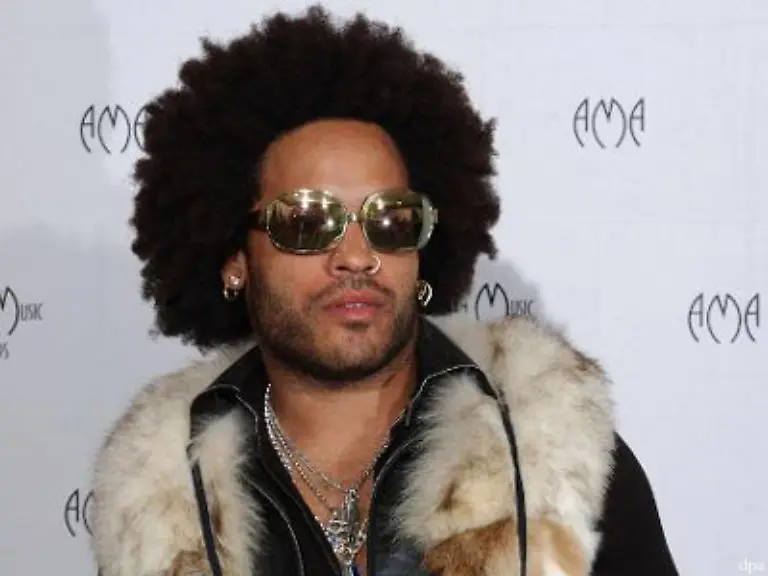 Sie-lebt-eine-Zeitlang-mit-dem-Musiker-Lenny-Kravitz-zusammen-Doch-Kravitz-turtelt-fremd-und-Kidman-orientiert-sich-neu