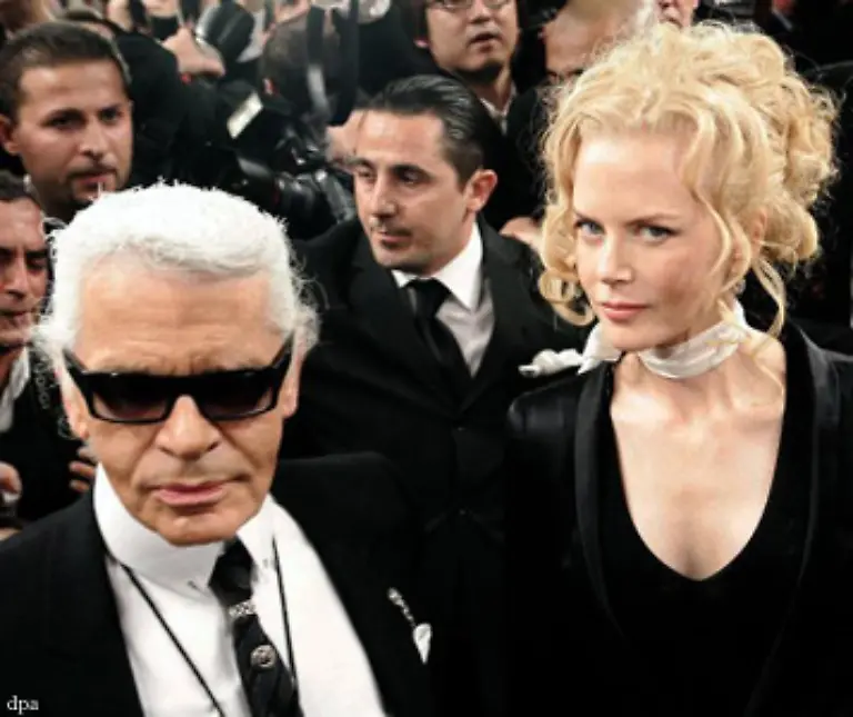 Zunaechst-gibt-Kidman-aber-Karl-Lagerfeld-das-Ja-Wort-fuer-einen-zweiminuetigen-TV-Spot-fuer-Chanel-No-5-Dafuer-erhaelt-sie-7-5-Millionen-US-Dollar-Gage